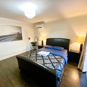 entire-apartment-4-bedrooms-20m-to-downtown-montreal.hotels-in-montreal.org/